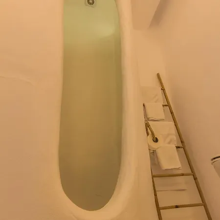 Salt Milos Поллония