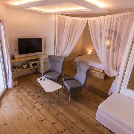 Salt Milos מלון פולוניה