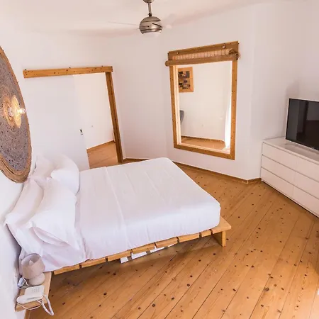 Salt Milos פולוניה